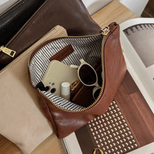 Load image into Gallery viewer, Louie Pouch - Saddle Black