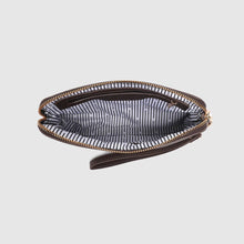 Load image into Gallery viewer, Poppy Clutch - Chocolate
